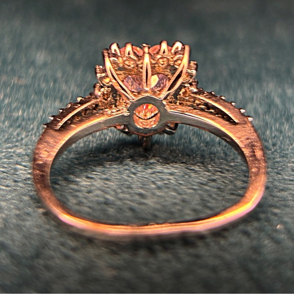 Size 6 3/4- 7 Heart Shaped Ladies Fashion Ring - Picture 3 of 4